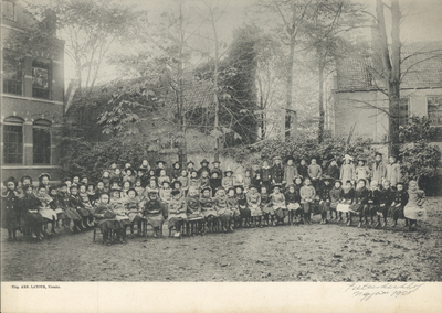 407221 Groepsportret van de leerlingen van de Openbare Lagere School voor meisjes (Pieterskerkhof 10) te Utrecht.